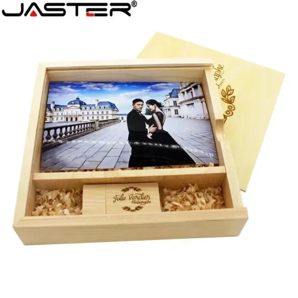 JASTER Maple Photo Album USB Flash Drive con Scatola in Legno – Pendrive 8GB, 16GB, 32GB, 64GB, 128GB Personalizzabile con Logo – Regalo per Fotografia, 17017035mm - immagine 3