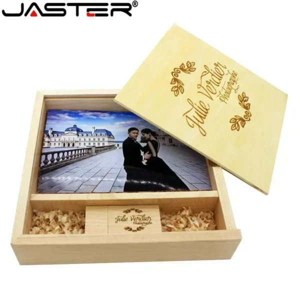 JASTER Maple Photo Album USB Flash Drive con Scatola in Legno – Pendrive 8GB, 16GB, 32GB, 64GB, 128GB Personalizzabile con Logo – Regalo per Fotografia, 17017035mm - immagine 2