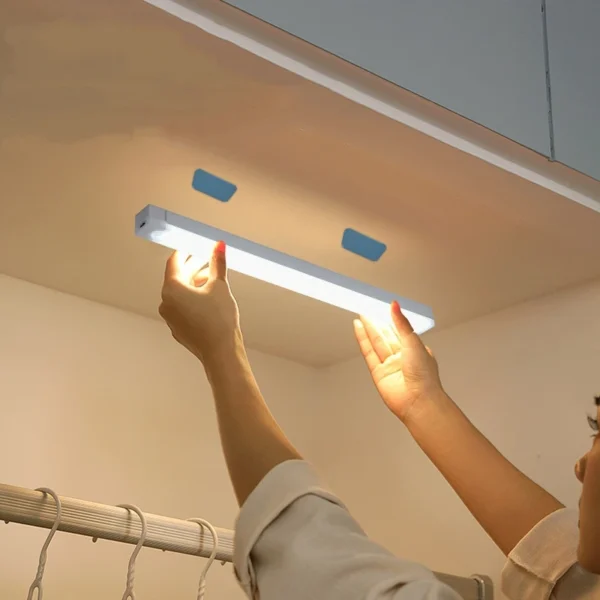 USB Ricaricabile Wireless Motion Sensor LED Bar Light - Luce Notturna a Sensore di Movimento Senza Fili, Luce Magnetica per Cucina, Mobile e Armadio, Lampada Cordless Induzione, Facile da Installare - immagine 2