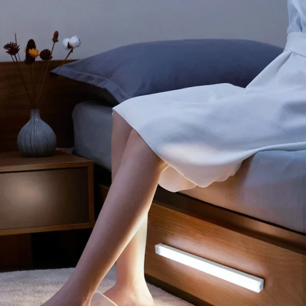 USB Ricaricabile Wireless Motion Sensor LED Bar Light - Luce Notturna a Sensore di Movimento Senza Fili, Luce Magnetica per Cucina, Mobile e Armadio, Lampada Cordless Induzione, Facile da Installare - immagine 6