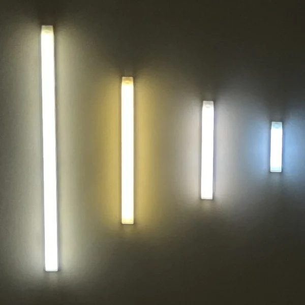 Luce Notturna LED a Sensore di Movimento Ricaricabile USB-C – Lampada Induzione Wireless per Armadio, Comodino, Specchio, Mobile, Strip LED Portatile - immagine 2